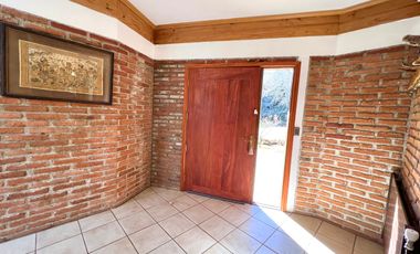 Hermosa casa con amplio jardín y bosque