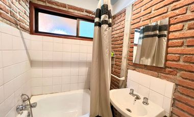 Hermosa casa con amplio jardín y bosque