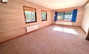 Hermosa casa con amplio jardín y bosque