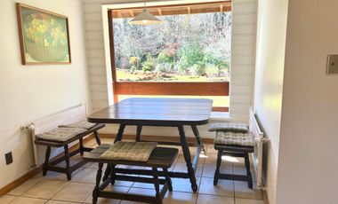 Hermosa casa con amplio jardín y bosque