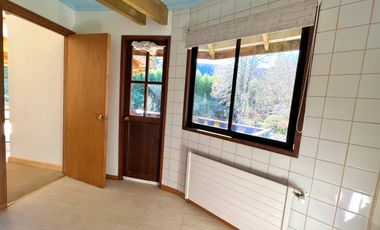 Hermosa casa con amplio jardín y bosque