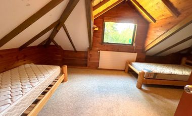 Hermosa casa con amplio jardín y bosque