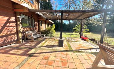 Hermosa casa con amplio jardín y bosque