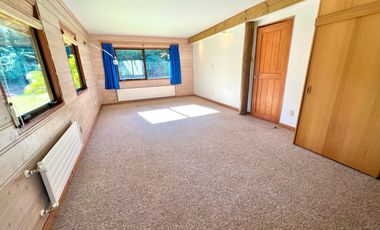 Hermosa casa con amplio jardín y bosque