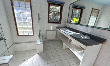 Hermosa casa con amplio jardín y bosque