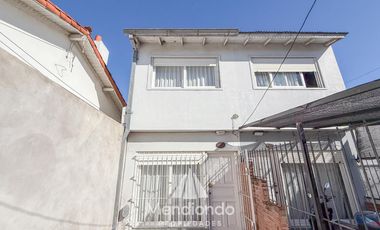 Dúplex 3 amb. con entrada para 1 auto y patio. San Carlos.