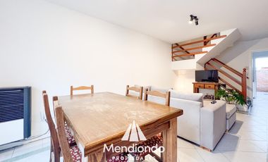 Dúplex 3 amb. con entrada para 1 auto y patio. San Carlos.