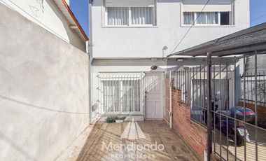 Dúplex 3 amb. con entrada para 1 auto y patio. San Carlos.
