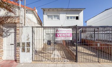 Dúplex 3 amb. con entrada para 1 auto y patio. San Carlos.
