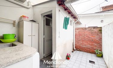 Dúplex 3 amb. con entrada para 1 auto y patio. San Carlos.