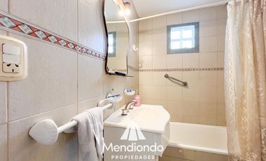 Dúplex 3 amb. con entrada para 1 auto y patio. San Carlos.