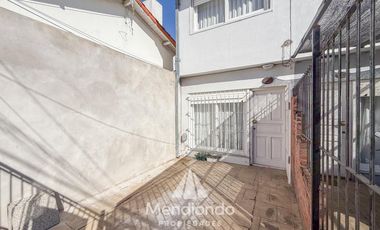 Dúplex 3 amb. con entrada para 1 auto y patio. San Carlos.