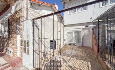 Dúplex 3 amb. con entrada para 1 auto y patio. San Carlos.