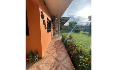 VENDO AMPLIA CASA DE 1466 MTS EN EL ROBLE $180.000!!