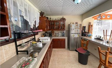 VENDO AMPLIA CASA DE 1466 MTS EN EL ROBLE $180.000!!