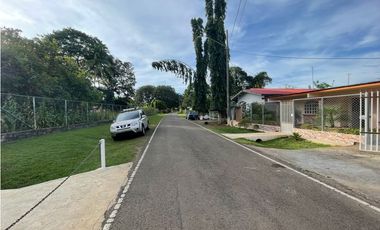 VENDO AMPLIA CASA DE 1466 MTS EN EL ROBLE $180.000!!