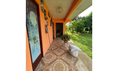 VENDO AMPLIA CASA DE 1466 MTS EN EL ROBLE $180.000!!