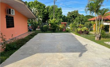 VENDO AMPLIA CASA DE 1466 MTS EN EL ROBLE $180.000!!
