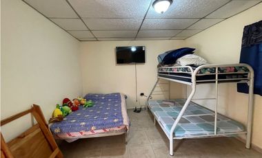 VENDO AMPLIA CASA DE 1466 MTS EN EL ROBLE $180.000!!