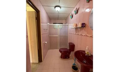 VENDO AMPLIA CASA DE 1466 MTS EN EL ROBLE $180.000!!