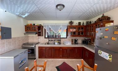 VENDO AMPLIA CASA DE 1466 MTS EN EL ROBLE $180.000!!