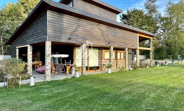 Terreno Construccion  en Venta en Casa 2 pisos mas 8 cabañas estudio ideal para Hotel Boutique - Restobar a minutos del centro de Pucón