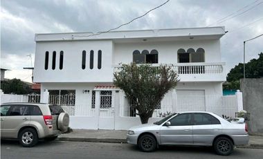 Vendo amplia casa en Duran 2 pisos y garaje