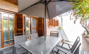 VENTA CASA 5 AMB. C/ PARQUE Y COCHERA BERNAL OESTE