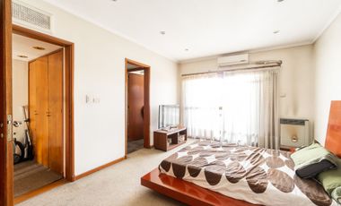 VENTA CASA 5 AMB. C/ PARQUE Y COCHERA BERNAL OESTE