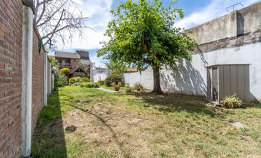 VENTA CASA 5 AMB. C/ PARQUE Y COCHERA BERNAL OESTE