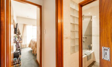 VENTA CASA 5 AMB. C/ PARQUE Y COCHERA BERNAL OESTE