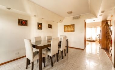 VENTA CASA 5 AMB. C/ PARQUE Y COCHERA BERNAL OESTE