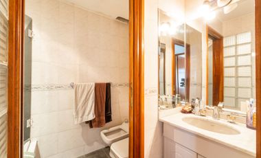 VENTA CASA 5 AMB. C/ PARQUE Y COCHERA BERNAL OESTE
