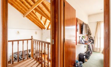 VENTA CASA 5 AMB. C/ PARQUE Y COCHERA BERNAL OESTE