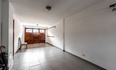 VENTA CASA 5 AMB. C/ PARQUE Y COCHERA BERNAL OESTE