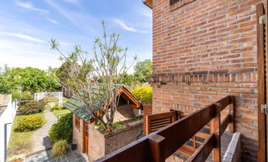 VENTA CASA 5 AMB. C/ PARQUE Y COCHERA BERNAL OESTE