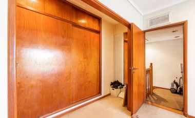 VENTA CASA 5 AMB. C/ PARQUE Y COCHERA BERNAL OESTE