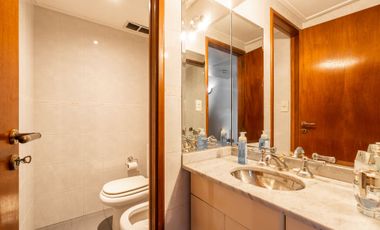 VENTA CASA 5 AMB. C/ PARQUE Y COCHERA BERNAL OESTE
