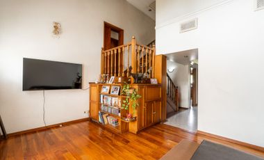 VENTA CASA 5 AMB. C/ PARQUE Y COCHERA BERNAL OESTE
