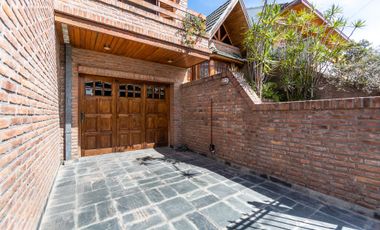 VENTA CASA 5 AMB. C/ PARQUE Y COCHERA BERNAL OESTE