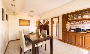 VENTA CASA 5 AMB. C/ PARQUE Y COCHERA BERNAL OESTE