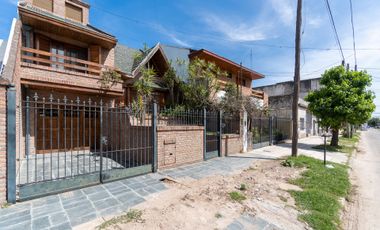 VENTA CASA 5 AMB. C/ PARQUE Y COCHERA BERNAL OESTE