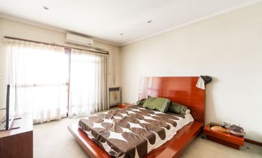 VENTA CASA 5 AMB. C/ PARQUE Y COCHERA BERNAL OESTE