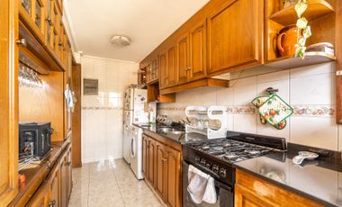VENTA CASA 5 AMB. C/ PARQUE Y COCHERA BERNAL OESTE