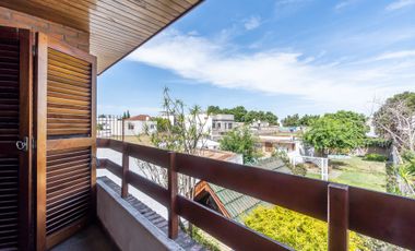 VENTA CASA 5 AMB. C/ PARQUE Y COCHERA BERNAL OESTE