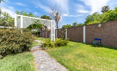 VENTA CASA 5 AMB. C/ PARQUE Y COCHERA BERNAL OESTE