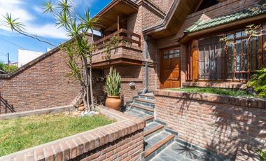 VENTA CASA 5 AMB. C/ PARQUE Y COCHERA BERNAL OESTE