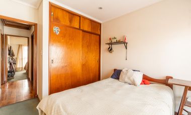 VENTA CASA 5 AMB. C/ PARQUE Y COCHERA BERNAL OESTE