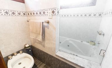 VENTA CASA 5 AMB. C/ PARQUE Y COCHERA BERNAL OESTE