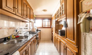 VENTA CASA 5 AMB. C/ PARQUE Y COCHERA BERNAL OESTE